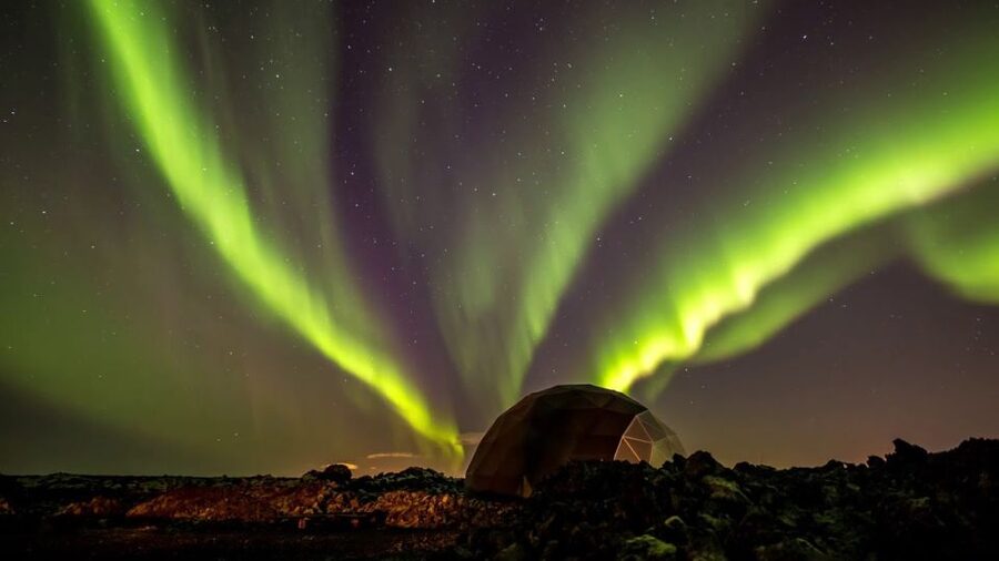Aurora Basecamp: Northern Lights Nighttime Observation Tour - The 1.5-hour flow: dome entrance, hot drinks, then aurora hunting