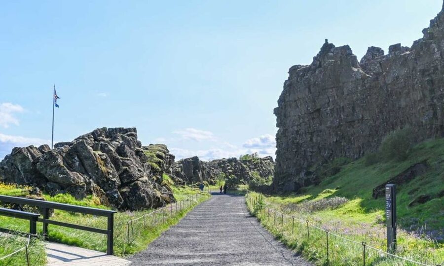 From Reykjavik: Full Day Whale Watching & Golden Circle Tour - Thingvellir National Park, seeing the continents meet