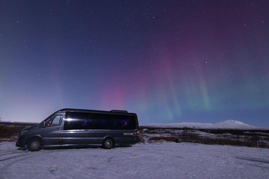 From Reykjavik: Northern Lights Tour with Hot Cocoa & Photos - Hot cocoa, kleina, and Icelandic wool blankets, the comfort strategy that keeps you focused