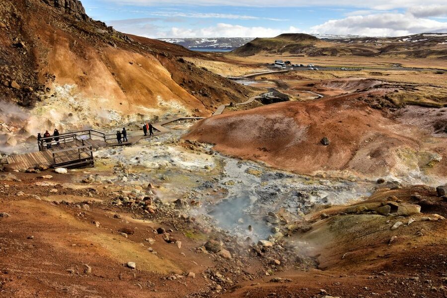 From Reykjavik: Reykjanes Geopark Tour & Airport Transfer - Kleifarvatn and Grænavatn: two crater-fed lakes with underground water power