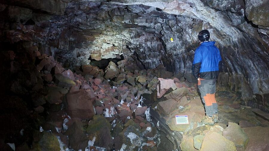 Geological Lava Tunnel Adventure - Arnarker Cave - What your geologist teaches you in the tunnel