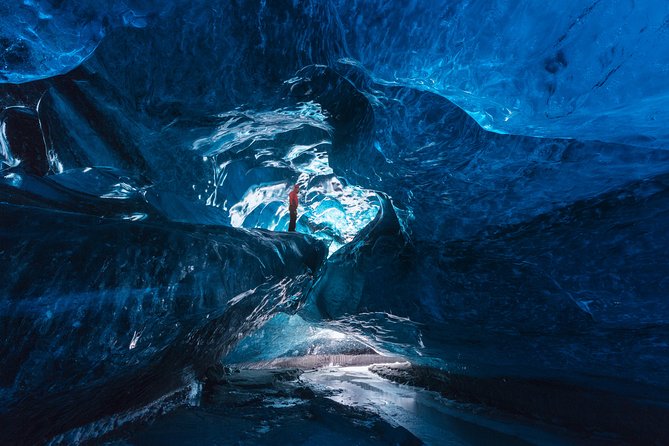Ice Cave Tour in the National Park of Vatnajökull - Guides make the difference: why you might get extra value from a great one