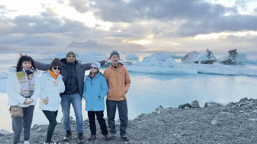 Jökulsárlón Floating Glacier & Diamond Beach Day Tour - Timing and Bathroom Reality: A Day Built Around Stops