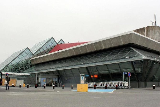Keflavik To Reykjavik Private Luxury Airport Transfer - Luxury-class comfort, and why vehicle size matters