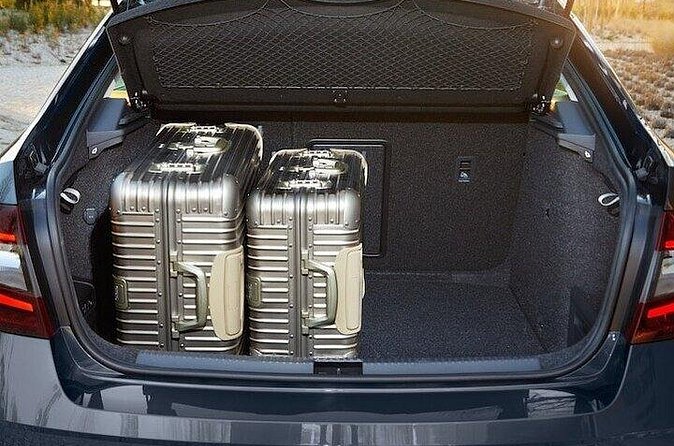 Private Transfer from Reykjavik to Reykjavik Airport KEF by Sedan - Who this transfer fits best