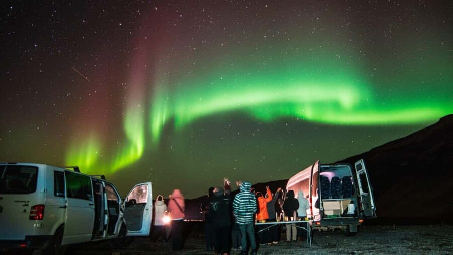 Reykjavík: 4x4 Minibus Northern Lights with Photo and Cocoa - Entering the dark: why a 4x4 minibus beats a basic shuttle