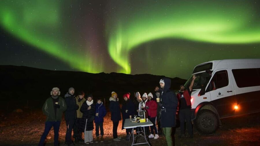 Reykjavík: 4x4 Minibus Northern Lights with Photo and Cocoa - What happens during the 3 hours outside the city lights