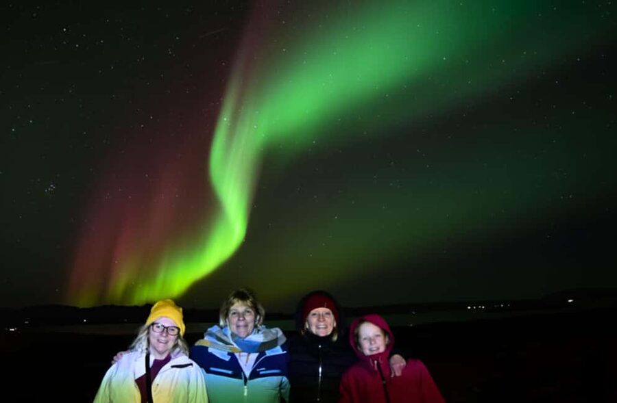 Reykjavík: 4x4 Minibus Northern Lights with Photo and Cocoa - Photo help that goes beyond pointing and hoping