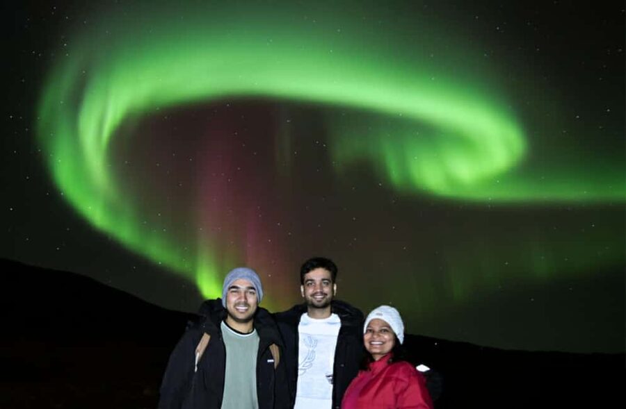 Reykjavík: 4x4 Minibus Northern Lights with Photo and Cocoa - Reykjavik pickup points: how to find the right bus stop