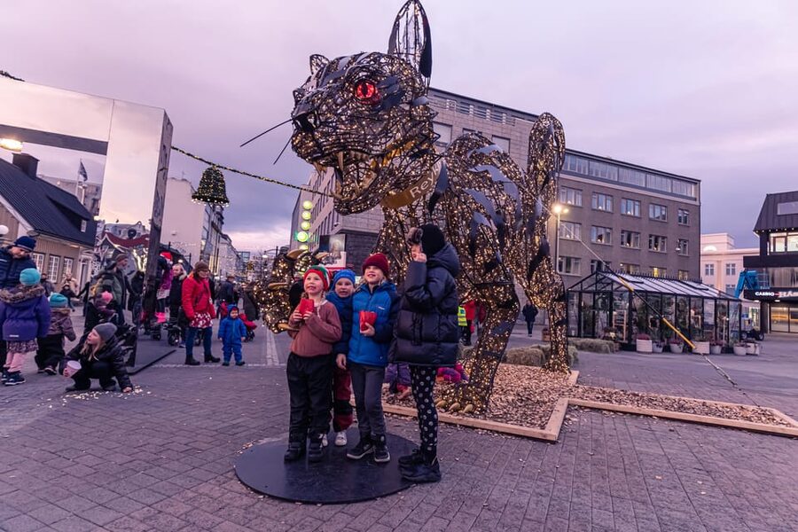 Reykjavik: Christmas Walking Tour with Icelandic Traditions - Where you meet and how to find the group fast