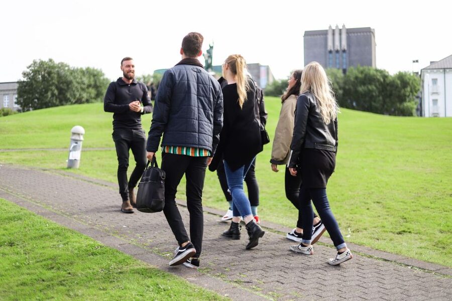 Reykjavik: Evening Icelandic Food and Drink Tour - Stop 1: street food energy and the Icelandic hotdog moment