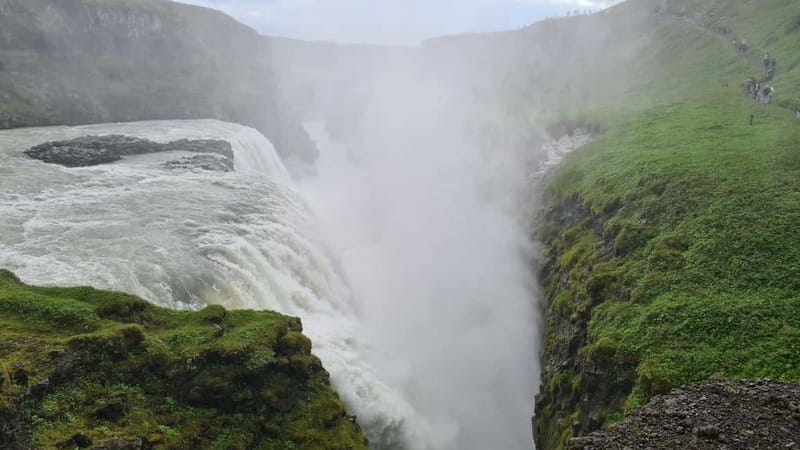 Reykjavík: Golden Circle, 2 Geysers & Geothermal Bakery Tour - Kerið crater: volcanic bowl views plus fresh geothermal bread