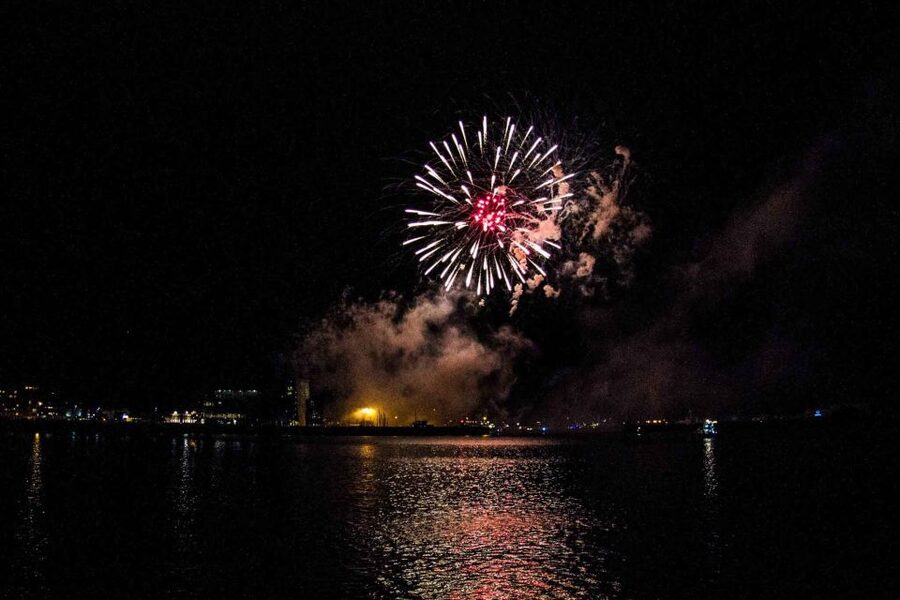 Reykjavik: New Year's Eve Fireworks Cruise - Timing: 11 pm departure, champagne at midnight, back around 12:30 am