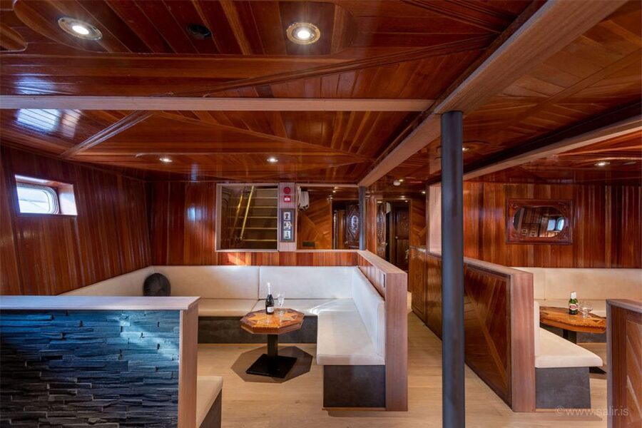 Reykjavik: New Years Fireworks Midnight Cruise - Onboard Comfort, Bar, and Free Wi-Fi Reality