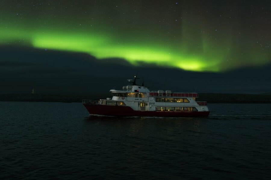 Reykjavík: Northern Lights Cruise - Gear and photography: what you should expect from the boat