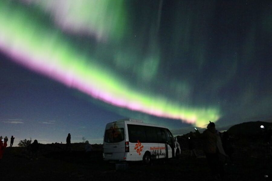 Reykjavik: Northern Lights Group Tour with Photos - How the Guide Turns Sky Watching Into Aurora Photography