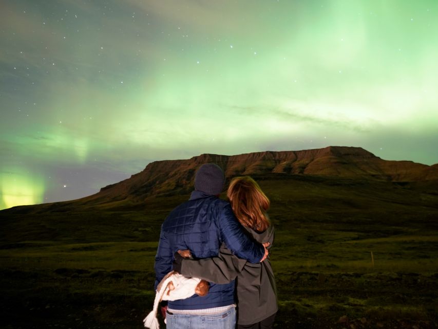 Reykjavik: Northern Lights Tour w/Pro Photos - Small Group - Getting Real Photos: Pro Cameras, Retakes, and Viking Portraits