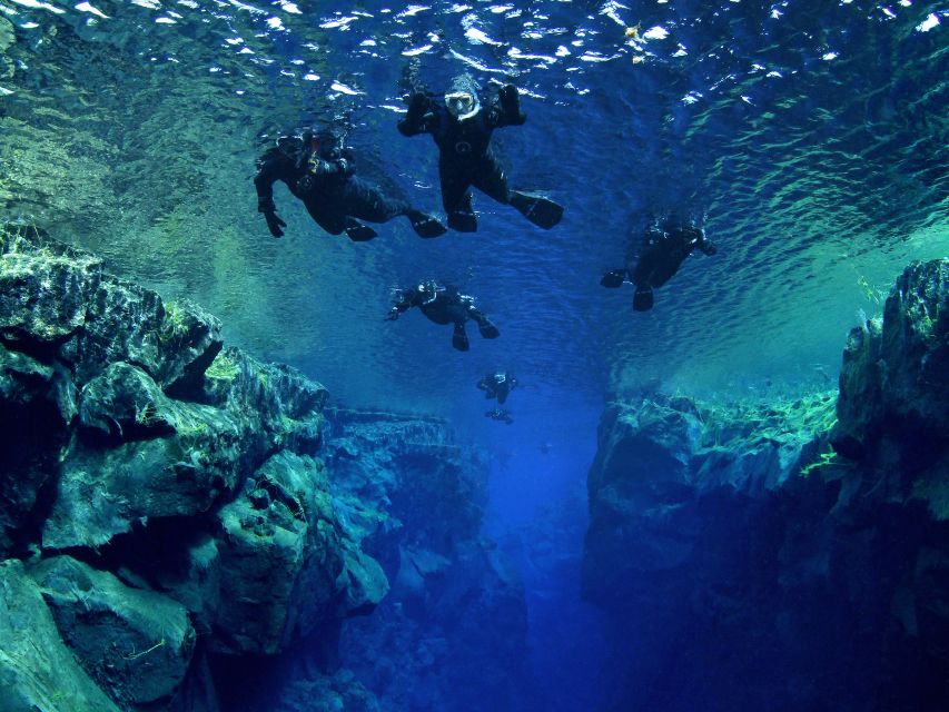 Silfra: Snorkeling Tour Between Tectonic Plates - Guides, group size, and why it feels safe