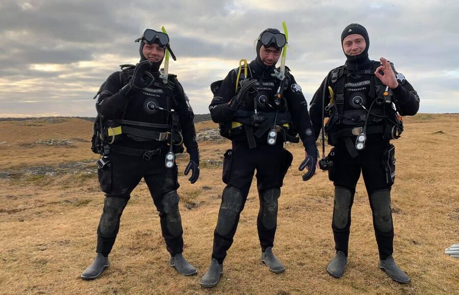 Thingvellir: Silfra Fissure Diving with Optional Pickup - The flow of your day: briefing, gear setup, then entering the fissure